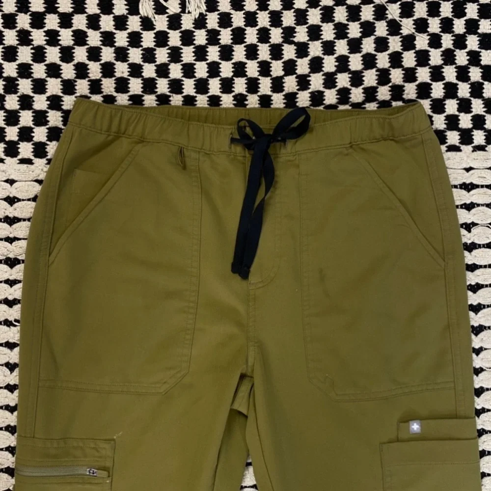 FIGS Cario cargo Scrub bottoms in Olive Green - Mens size ST Small Tall
